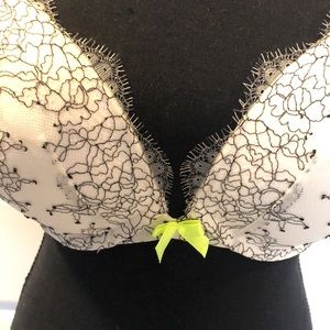 Victoria's Secret Very Sexy Push-Up Underwire Bra in White w/Black Lace 32DDD
